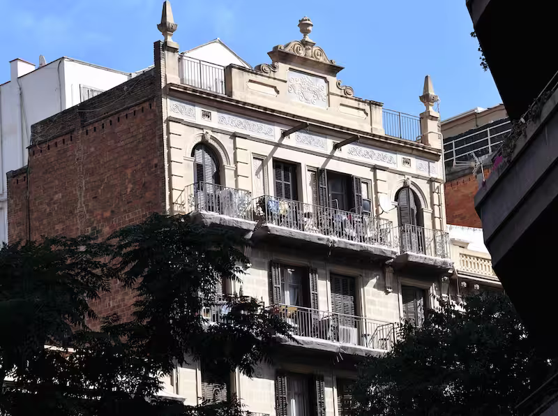 Obras en comunidad de vecinos renovado con iluminación LED, buzones modernos y suelo porcelánico